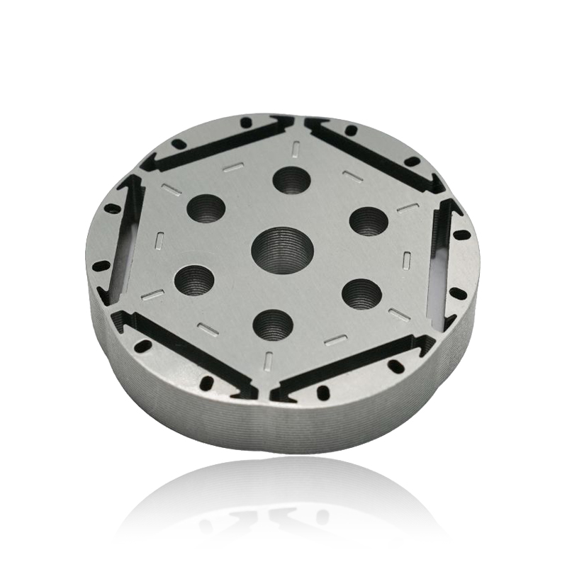 Comment la conception d'un noyau de stator de moteur automobile influence-t-elle les interférences électromagnétiques émises par le moteur ?