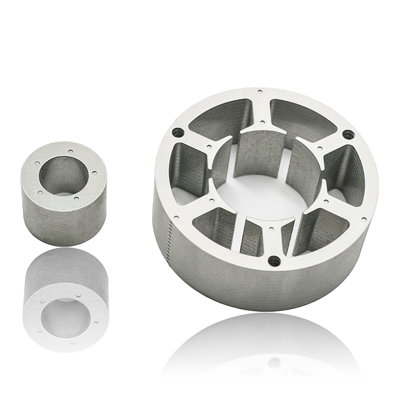 Comment le stator et le noyau du rotor du moteur de la pompe à eau interagissent-ils avec les systèmes de refroidissement, tels que les boîtiers refroidis par liquide ou par air, pour maintenir un équilibre de température optimal lors d'un fonctionnement intensif ?