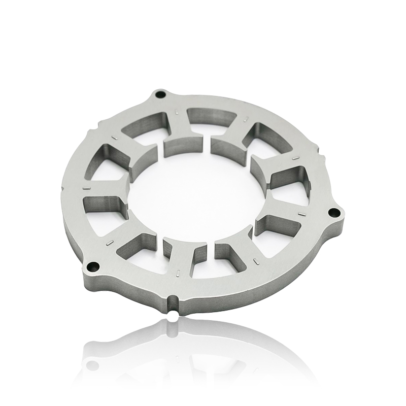 Quel est l'impact de la conception des emplacements et de la configuration des enroulements dans un stator et un noyau de rotor de servomoteur sur la distribution du flux magnétique et l'efficacité du moteur ?