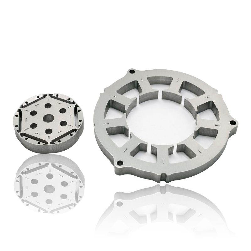 Quel est l'impact de l'épaisseur et du facteur d'empilement des tôles d'un noyau de stator de moteur sur l'efficacité énergétique, les pertes par courants de Foucault et les niveaux de bruit de fonctionnement ?